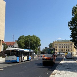 powiększ zdjęcie: Przebudowa placu Słowiańskiego. Układanie asfaltu na jezdniach