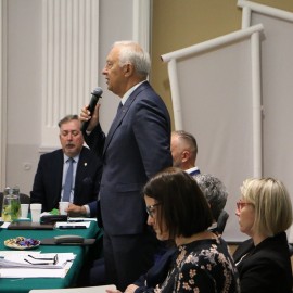 powiększ zdjęcie: Narada z dyrektorami szkół i placówek oświatowych