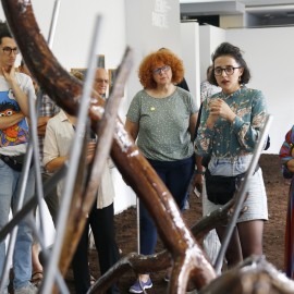 Współcześni artyści opowiedzieli o ziemiach odzyskanych na wystawie ZIEMIA PAMIĘTA w Galerii RING