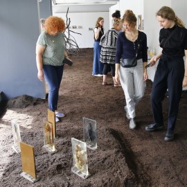 powiększ zdjęcie: Współcześni artyści opowiedzieli o ziemiach odzyskanych na wystawie ZIEMIA ...