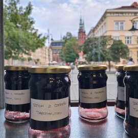 powiększ zdjęcie: Współcześni artyści opowiedzieli o ziemiach odzyskanych na wystawie ZIEMIA ...