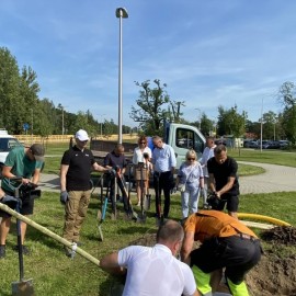 powiększ zdjęcie: 70 drzew z okazji 70 lat Huty Miedzi w Legnicy