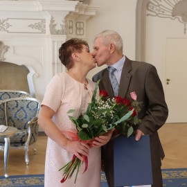 powiększ zdjęcie: Legnickie małżeństwa świętowały Złote Gody w Sali Królewskiej Akademii Rycerskiej