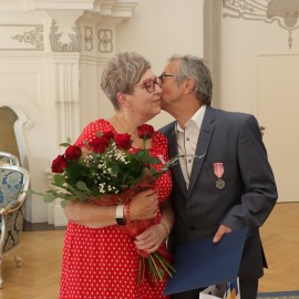 powiększ zdjęcie: Legnickie małżeństwa świętowały Złote Gody w Sali Królewskiej Akademii Rycerskiej