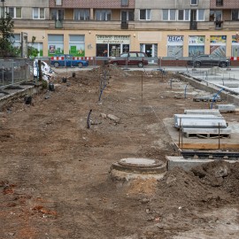 powiększ zdjęcie: Przebudowa placu Słowiańskiego - rozpoczęły się nasadzenia zieleni