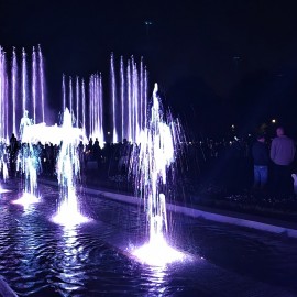 powiększ zdjęcie: Tłumy na premierze nowego pokazu na fontannach