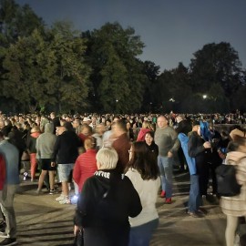 powiększ zdjęcie: Tłumy na premierze nowego pokazu na fontannach