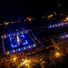 powiększ zdjęcie: Tłumy na premierze nowego pokazu na fontannach