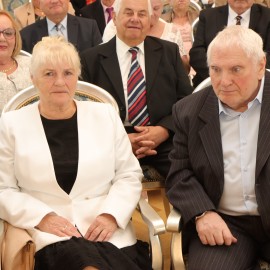 powiększ zdjęcie: Prezydent wręczył małżonkom medale Za Długoletnie Pożycie Małżeńskie