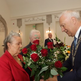 powiększ zdjęcie: Prezydent wręczył małżonkom medale Za Długoletnie Pożycie Małżeńskie