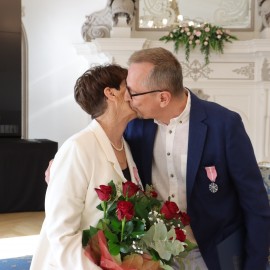 powiększ zdjęcie: Prezydent wręczył małżonkom medale Za Długoletnie Pożycie Małżeńskie