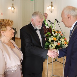 powiększ zdjęcie: Prezydent wręczył małżonkom medale Za Długoletnie Pożycie Małżeńskie