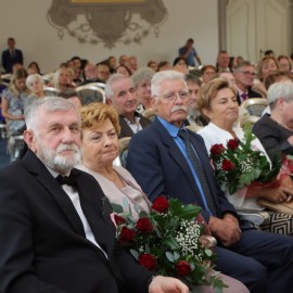 powiększ zdjęcie: Prezydent wręczył małżonkom medale Za Długoletnie Pożycie Małżeńskie
