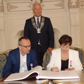 powiększ zdjęcie: Prezydent wręczył małżonkom medale Za Długoletnie Pożycie Małżeńskie