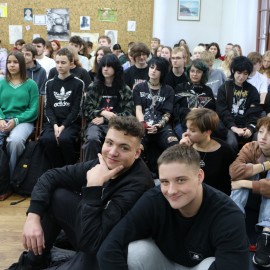 powiększ zdjęcie: Kampania HEJt podbija serca legnickich uczniów