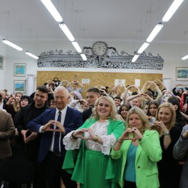 powiększ zdjęcie: Kampania HEJt podbija serca legnickich uczniów