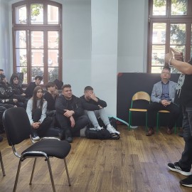 powiększ zdjęcie: Kampania HEJt podbija serca legnickich uczniów