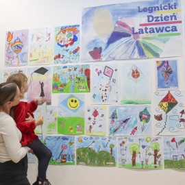 powiększ zdjęcie: Namalowały latawce, które trafiły na miejskie plakaty