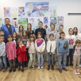 powiększ zdjęcie: Namalowały latawce, które trafiły na miejskie plakaty