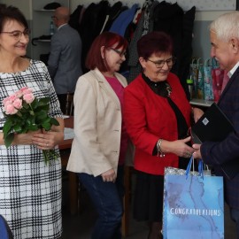 powiększ zdjęcie: Odnowiona siedziba szczęśliwych emerytów