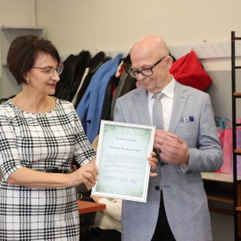 powiększ zdjęcie: Odnowiona siedziba szczęśliwych emerytów