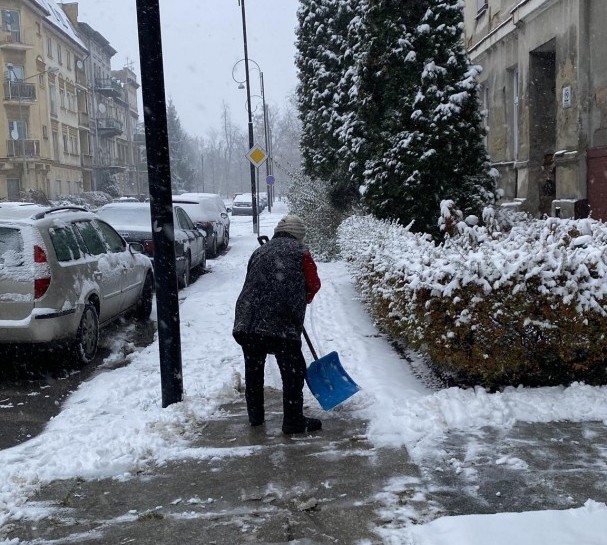 Odśnieżanie dachu i chodników