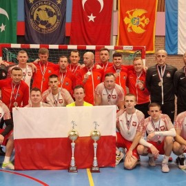 powiększ zdjęcie: Legniccy strażacy wicemistrzami świata służb mundurowych w Futsalu