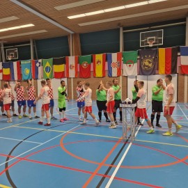 powiększ zdjęcie: Legniccy strażacy wicemistrzami świata służb mundurowych w Futsalu