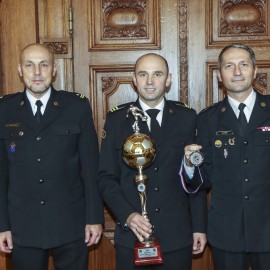 powiększ zdjęcie: Legniccy strażacy wicemistrzami świata służb mundurowych w Futsalu