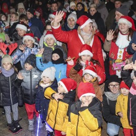 powiększ zdjęcie: Świąteczne iluminacje rozświetliły Legnicę