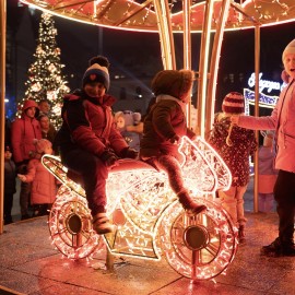 powiększ zdjęcie: Świąteczne iluminacje rozświetliły Legnicę