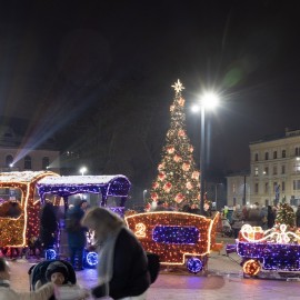 powiększ zdjęcie: Świąteczne iluminacje rozświetliły Legnicę