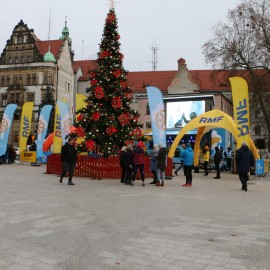 powiększ zdjęcie: Świąteczna magia w Legnicy: RMF rozdało 500 choinek