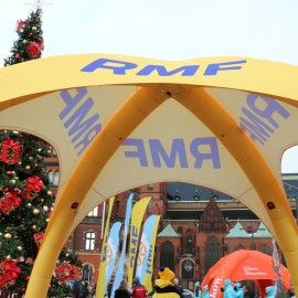 powiększ zdjęcie: Świąteczna magia w Legnicy: RMF rozdało 500 choinek