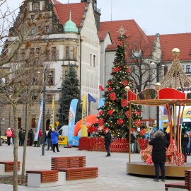 powiększ zdjęcie: Świąteczna magia w Legnicy: RMF rozdało 500 choinek