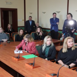 powiększ zdjęcie: Prezydent Legnicy przekazał 22 urządzenia do pierwszej pomocy przy zadławieniach