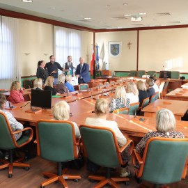 powiększ zdjęcie: Prezydent Legnicy przekazał 22 urządzenia do pierwszej pomocy przy zadławieniach