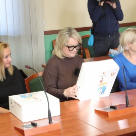 powiększ zdjęcie: Prezydent Legnicy przekazał 22 urządzenia do pierwszej pomocy przy zadławieniach