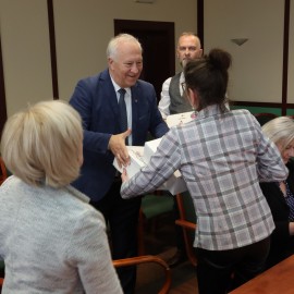 powiększ zdjęcie: Prezydent Legnicy przekazał 22 urządzenia do pierwszej pomocy przy zadławieniach