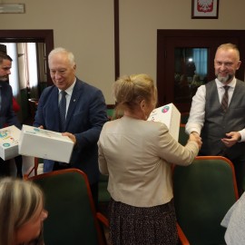 powiększ zdjęcie: Prezydent Legnicy przekazał 22 urządzenia do pierwszej pomocy przy zadławieniach
