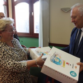 Prezydent Legnicy przekazał 22 urządzenia do pierwszej pomocy przy zadławieniach