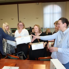 powiększ zdjęcie: Prezydent Legnicy przekazał 22 urządzenia do pierwszej pomocy przy zadławieniach