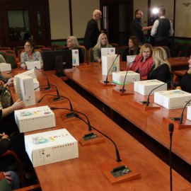 powiększ zdjęcie: Prezydent Legnicy przekazał 22 urządzenia do pierwszej pomocy przy zadławieniach