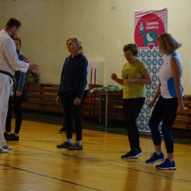 powiększ zdjęcie: Bezpieczny Senior i Rodzina. Uczą się samoobrony i integrują