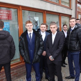powiększ zdjęcie: Polonez maturzystów na legnickim Rynku