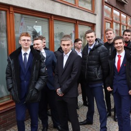 powiększ zdjęcie: Polonez maturzystów na legnickim Rynku