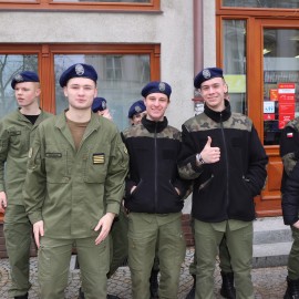 powiększ zdjęcie: Polonez maturzystów na legnickim Rynku