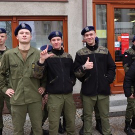 powiększ zdjęcie: Polonez maturzystów na legnickim Rynku