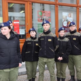 powiększ zdjęcie: Polonez maturzystów na legnickim Rynku