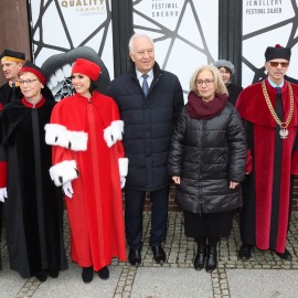 powiększ zdjęcie: Polonez maturzystów na legnickim Rynku